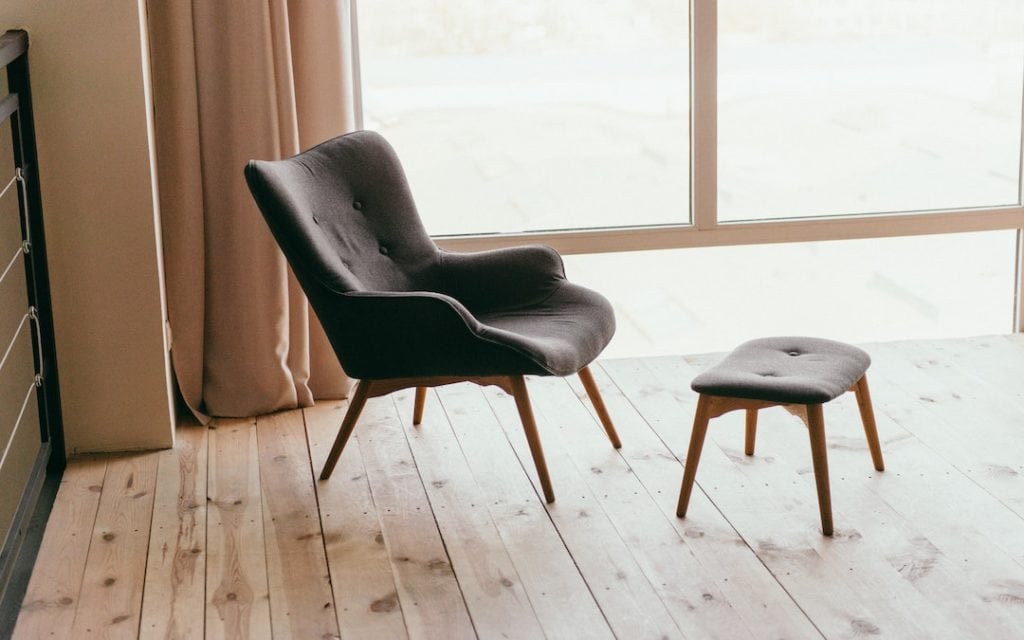 Ohrensessel mit Hocker
